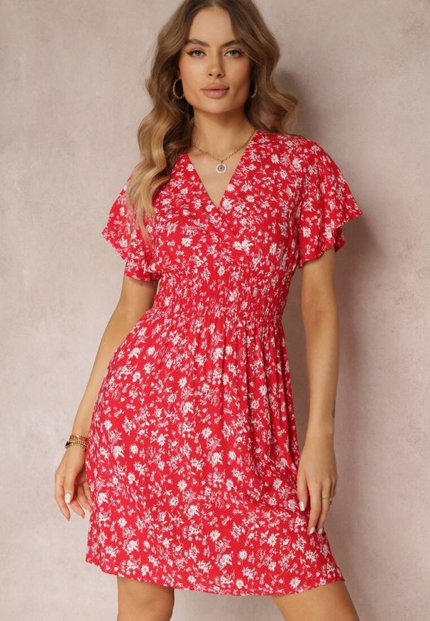 Renee - Czerwona Wiskozowa Sukienka Mini w Kwiaty z Gumką w Talii i Kopertową Górą Joslena. Kolor: czerwony. Materiał: wiskoza. Długość rękawa: krótki rękaw. Wzór: kwiaty. Sezon: lato, wiosna. Typ sukienki: kopertowe. Długość: mini