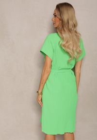 Renee - Jasnozielona Sukienka o Pudełkowym Kroju i Paskiem w Talii Tiarina. Okazja: na co dzień. Kolor: zielony. Typ sukienki: proste. Styl: casual, elegancki