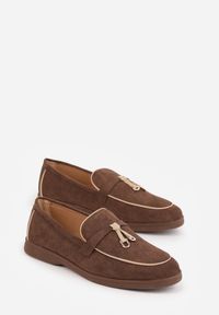Born2be - Brązowe Mokasyny z Imitacji Zamszu Zdobione Aplikacją z Zawieszkami Peleg. Okazja: do pracy, na spotkanie biznesowe. Kolor: brązowy. Materiał: zamsz. Wzór: aplikacja. Styl: biznesowy, elegancki #2
