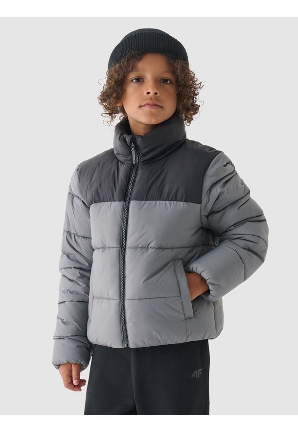4f - 4F Kurtka puchowa z wypełnieniem syntetycznym chłopięca - szara 140 (9-10 lat). Okazja: na co dzień. Typ kołnierza: kołnierzyk stójkowy. Kolor: szary. Materiał: syntetyk, puch. Długość: długie. Wzór: gładki. Sezon: lato. Styl: klasyczny, casual, sportowy