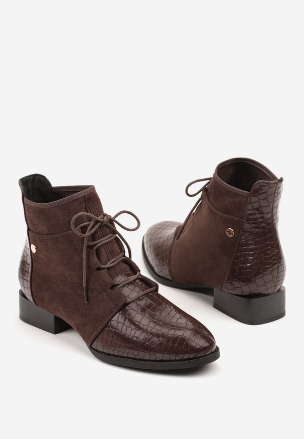 Renee - Brązowe Sznurowane Botki do Kostki Vices Zdobione Tłoczeniem Skóry Węża Wedvire. Okazja: na co dzień. Kolor: brązowy. Materiał: skóra. Szerokość cholewki: normalna. Wzór: aplikacja. Styl: casual