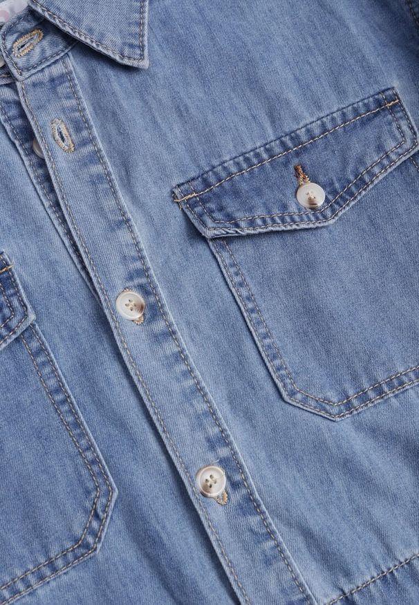 Renee - Niebieska Jeansowa Bawełniana Sukienka Koszulowa z Wiązaniem i Marszczeniem Enatta. Okazja: na co dzień. Kolor: niebieski. Materiał: bawełna, jeans. Wzór: aplikacja. Sezon: lato. Typ sukienki: koszulowe. Styl: casual