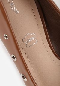 Born2be - Brązowe Czółenka Vices na Szpilce ze Skórzaną Wkładką i Nitami Rilenna. Okazja: na spotkanie biznesowe. Kolor: brązowy. Materiał: skóra. Obcas: na szpilce. Styl: klasyczny, biznesowy, elegancki #9