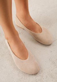 Renee - Beżowe Balerinki z Imitacji Zamszu w Stylu Basic Saraphiele. Okazja: na randkę. Kolor: beżowy. Materiał: zamsz #1