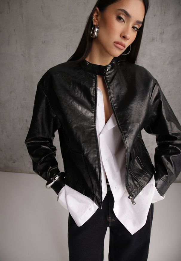 Renee - Czarna Kurtka Ramoneska Bomber z Kieszeniami z Klapami Nealira. Okazja: na co dzień. Kolor: czarny. Materiał: poliester, skóra. Styl: casual, rockowy