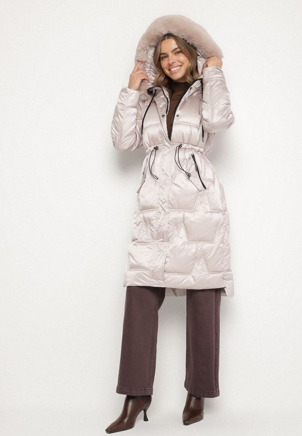 Born2be - Beżowa Pikowana Kurtka o Długim Kroju ze Ściągaczem w Talii i Kapturem Galita. Okazja: na co dzień. Kolor: beżowy. Materiał: dzianina, jeans, futro, poliester. Długość: długie. Styl: casual, elegancki
