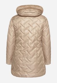 Born2be - Ciemnobeżowa Pikowana Kurtka z Kapturem Ocieplana Futerkiem Lealinea. Okazja: na co dzień. Typ kołnierza: kaptur. Kolekcja: plus size. Kolor: beżowy. Materiał: futro. Długość: długie. Styl: casual #3