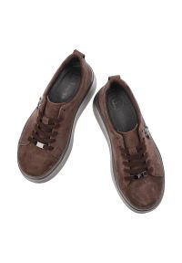 Sneakersy damskie Filippo, cholewka ze skóry naturalnej zamszowej z zabudowanym przodem klasyczne wiązanie na grubej platformowej podeszwie, brązowe,. Okazja: na spacer, na co dzień. Zapięcie: sznurówki. Kolor: brązowy. Materiał: zamsz, skóra. Szerokość cholewki: normalna. Wzór: aplikacja. Styl: klasyczny #7