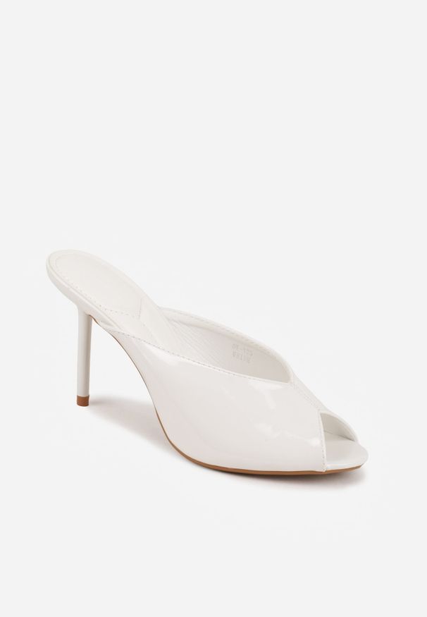 Renee - Białe Klapki Peep Toe na Szpilce z Lakierowanym Połyskiem Sharvyra. Nosek buta: otwarty. Kolor: biały. Materiał: lakier. Obcas: na szpilce. Wysokość obcasa: średni
