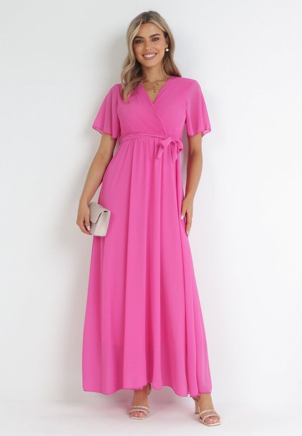 Born2be - Fuksjowa Kopertowa Sukienka z Gumką w Pasie i Plisowaną Górą Davitri. Kolor: różowy. Materiał: materiał. Długość rękawa: krótki rękaw. Typ sukienki: kopertowe. Długość: maxi