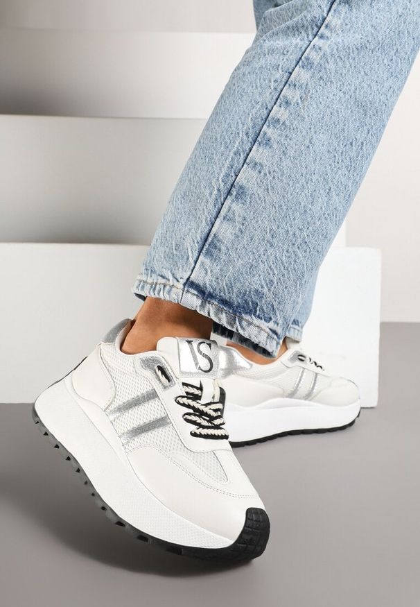 Born2be - Białe Sznurowane Sneakersy Vices na Grubej Podeszwie z Metaliczną Wstawką Nelenia. Okazja: do pracy, na co dzień, na spacer. Kolor: biały. Materiał: jeans. Sport: turystyka piesza