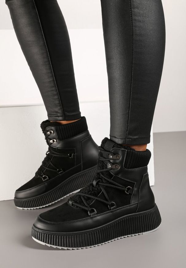 Born2be - Czarne Płaskie Sznurowane Śniegowce Trapery Vices Ozdobione Futerkiem Typu Baranek Temarie. Okazja: na co dzień. Kolor: czarny. Materiał: futro. Wzór: aplikacja. Sezon: zima. Styl: casual, elegancki