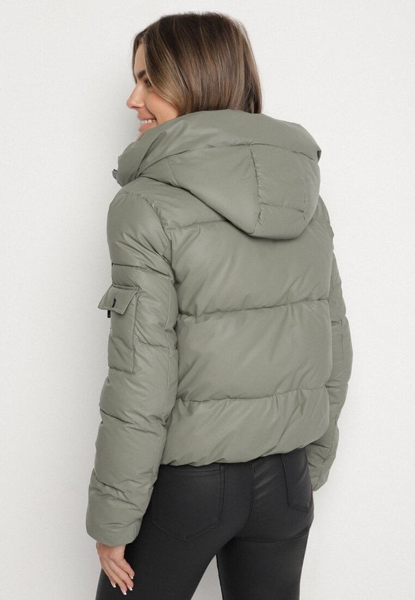 Born2be - Zielona Pikowana Kurtka Puffer z Kapturem i Ozdobnymi Taśmami Relania. Okazja: na co dzień, na spacer. Typ kołnierza: kaptur. Kolor: zielony. Materiał: skóra, poliester, dzianina. Styl: casual