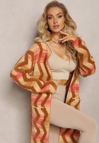 Renee - Ciemnobeżowy Luźny Kardigan Niezapinany w Geometryczny Print Sheshy. Kolor: beżowy. Materiał: dzianina, tkanina. Wzór: geometria, nadruk. Styl: elegancki #4