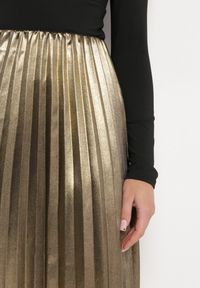 Born2be - Złota Plisowana Spódnica Maxi z Metalicznym Połyskiem Relita. Kolor: złoty. Materiał: tkanina #5
