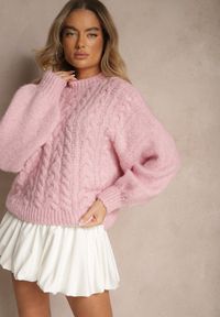Renee - Różowy Sweter z Wełną o Eleganckim Warkoczowym Splotem Makkaria. Okazja: na co dzień, na spacer. Kolor: różowy. Materiał: wełna. Długość rękawa: długi rękaw. Długość: długie. Wzór: ze splotem. Sezon: jesień. Styl: elegancki