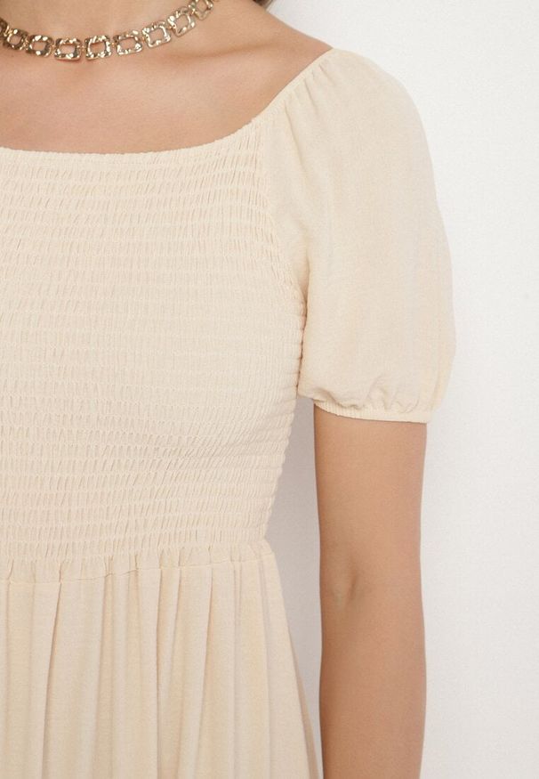 Born2be - Jasnobeżowa Rozkloszowana Sukienka z Dekoltem Typu Hiszpanka z Marszczeniem Lumorice. Okazja: na co dzień. Typ kołnierza: dekolt hiszpanka. Kolor: beżowy. Styl: elegancki, casual