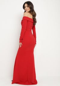 Born2be - Czerwona Dopasowana Sukienka Hiszpanka z Rozcięciem i Rozszerzanym Dołem Emilenne. Typ kołnierza: dekolt hiszpanka. Kolor: czerwony. Długość rękawa: długi rękaw. Typ sukienki: z odkrytymi ramionami. Styl: wizytowy #5