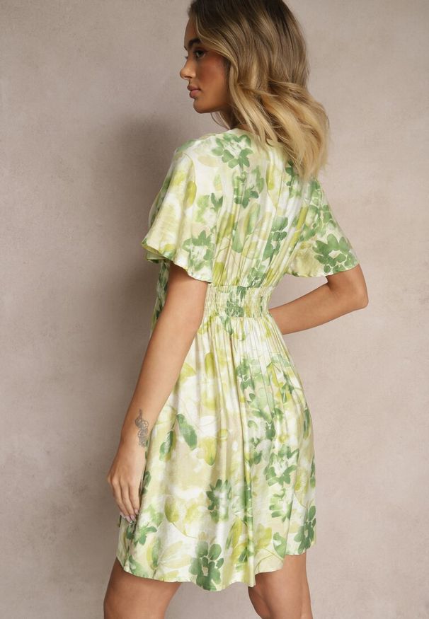 Renee - Zielona Rozkloszowana Sukienka z Wiskozą w Kwiaty z Kopertowym Dekoltem Zeledia. Okazja: na co dzień, na imprezę. Typ kołnierza: dekolt kopertowy. Kolor: zielony. Wzór: kwiaty. Typ sukienki: kopertowe. Materiał: wiskoza. Długość rękawa: krótki rękaw. Sezon: lato. Styl: elegancki, casual