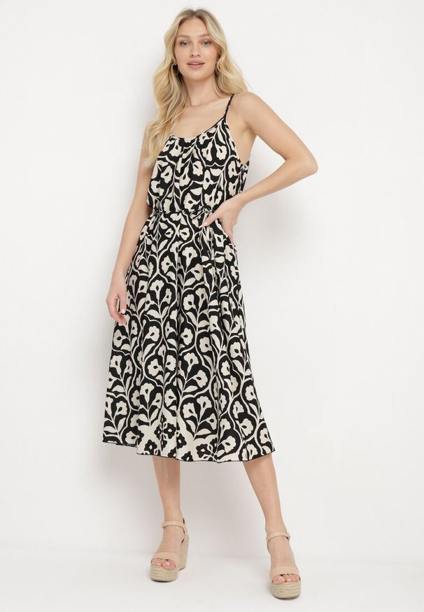 Born2be - Czarno-Biała Sukienka na Cienkich Ramiączkach o Trapezowym Kroju z Wiązaniem na Troczek Cavriella. Okazja: na co dzień. Kolor: czarny. Długość rękawa: na ramiączkach. Sezon: lato. Typ sukienki: trapezowe. Styl: klasyczny, casual, elegancki