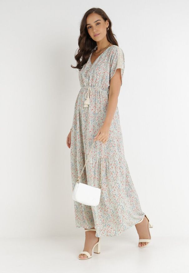 Born2be - Jasnoniebieska Sukienka Emegen. Typ kołnierza: dekolt w kształcie V. Kolor: niebieski. Materiał: koronka. Wzór: ażurowy, aplikacja, koronka, kwiaty. Styl: klasyczny. Długość: maxi