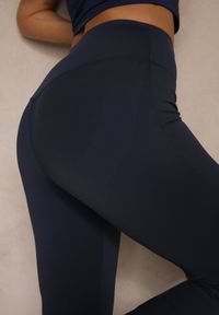 Renee - Granatowe Spodnie Dzwony Legginsy High Waist Onellin. Okazja: na co dzień, na uczelnię. Stan: podwyższony. Kolor: niebieski. Styl: retro, elegancki, casual