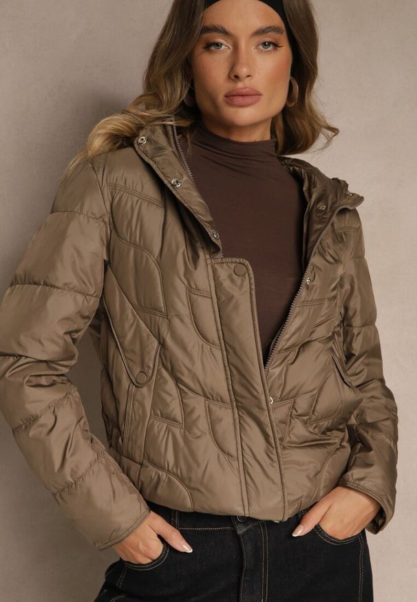 Renee - Brązowa Kurtka Przejściowa z Kapturem w Oryginalne Pikowane Przeszycia Arivitta. Okazja: na spacer. Typ kołnierza: kaptur. Kolor: brązowy. Materiał: jeans, poliester