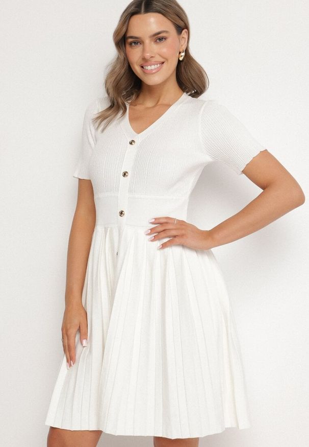 Born2be - Biała Sukienka z Wiskozy o Rozkloszowanym Kroju z Plisami i Guzikami Alusena. Okazja: na co dzień. Kolor: biały. Materiał: wiskoza. Typ sukienki: rozkloszowane. Styl: elegancki, casual