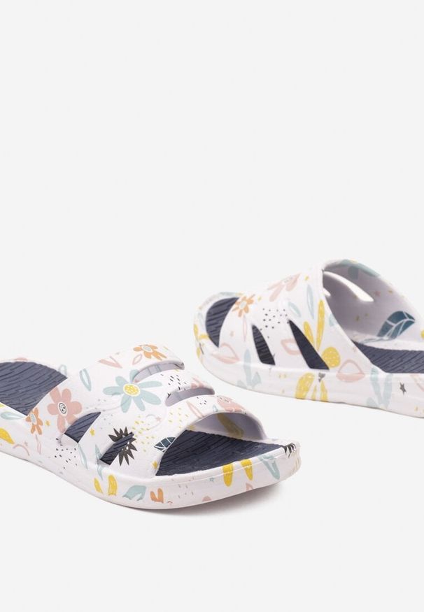 Born2be - Biało-Granatowe Klapki Piankowe z Wzorem w Kwiatki Rosafrost. Nosek buta: otwarty. Kolor: biały. Materiał: guma. Wzór: kwiaty. Obcas: na obcasie. Styl: klasyczny. Wysokość obcasa: niski