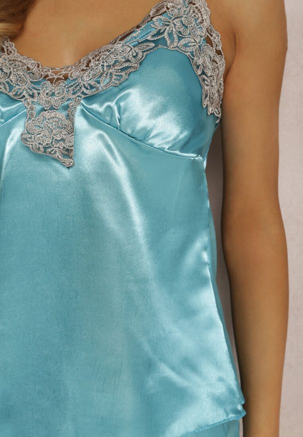 Renee - Jasnoniebieski 2-Częściowy Komplet Piżamowy Evonice. Kolor: niebieski. Materiał: satyna, tkanina, koronka. Długość: krótkie. Wzór: koronka