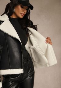 Renee - Czarna Kurtka Ramoneska w Stylu Biker z Kożuszkiem i Sprzączkami Mendrie. Okazja: na randkę, na co dzień. Typ kołnierza: golf. Kolor: czarny. Materiał: jeans, dzianina. Wzór: aplikacja. Styl: casual, elegancki
