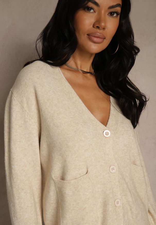 Renee - Beżowy Kardigan na Guziki z Domieszką Kaszmiru Vetiella. Okazja: na co dzień. Kolor: beżowy. Materiał: kaszmir. Styl: casual, elegancki