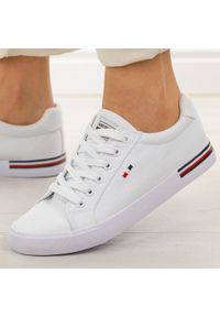 Białe trampki damskie American Club Lh115. Okazja: na spacer, na co dzień, na uczelnię. Zapięcie: sznurówki. Kolor: biały. Materiał: tkanina. Szerokość cholewki: normalna. Sezon: wiosna, lato. Styl: casual, klasyczny, sportowy, wakacyjny #1