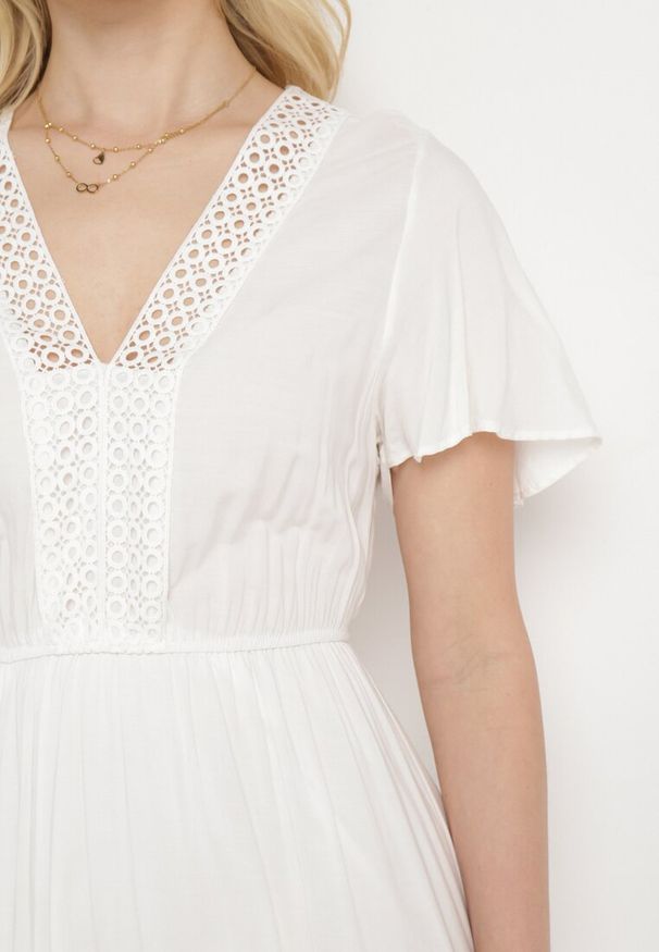 Born2be - Biała Sukienka Selphie. Kolor: biały. Materiał: tkanina, koronka. Długość rękawa: krótki rękaw. Wzór: ażurowy, aplikacja, koronka. Sezon: lato. Długość: midi