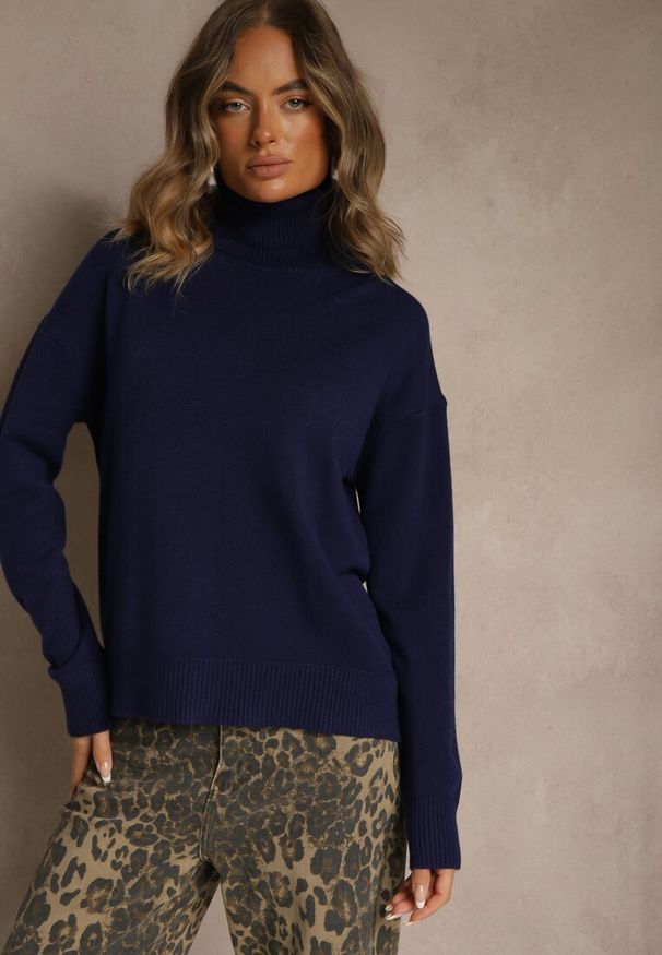 Renee - Granatowy Golf z Dodatkiem Kaszmiru z Przeszyciami po Bokach Avenella. Okazja: na spotkanie biznesowe. Typ kołnierza: golf. Kolor: niebieski. Materiał: kaszmir. Styl: klasyczny, elegancki, biznesowy