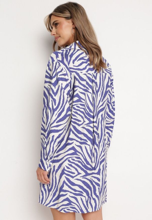 Born2be - Biało-Granatowa Koszulowa Sukienka Zapinana na Guziki z Kieszonką z Przodu Biorna. Kolor: niebieski. Materiał: tkanina, wiskoza, materiał. Typ sukienki: koszulowe. Styl: elegancki, klasyczny