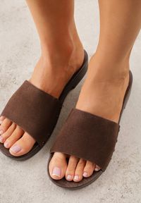 Renee - Brązowe Klapki z Nitami po Bokach Xerxathan. Okazja: na co dzień. Kolor: brązowy. Styl: casual #6