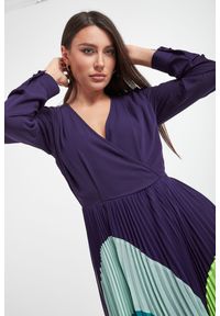 Twinset Milano - Sukienka TWINSET ACTITUDE. Typ kołnierza: dekolt kopertowy. Wzór: aplikacja. Typ sukienki: plisowane, kopertowe
