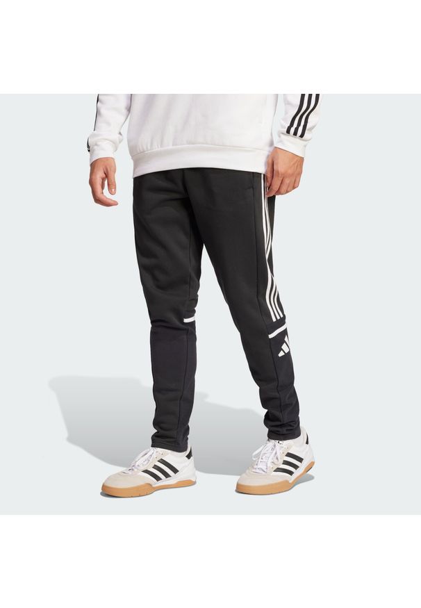 Adidas - Spodnie dresowe Squadra 25. Kolor: wielokolorowy, biały, czarny. Materiał: dresówka. Sport: piłka nożna