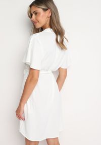 Born2be - Biała Sukienka Trapezowa z Koszulową Górą i Materiałowym Paskiem w Talii Vikiiona. Okazja: na spotkanie biznesowe. Typ kołnierza: dekolt w kształcie V. Kolor: biały. Materiał: materiał. Długość rękawa: krótki rękaw. Typ sukienki: trapezowe, koszulowe. Styl: biznesowy #2