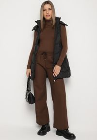 Born2be - Czarna Kamizelka z Odpinanym Kapturem Ozdobiona Pikowaniem Tulira. Okazja: na co dzień. Kolor: czarny. Materiał: jeans. Wzór: aplikacja. Styl: klasyczny, casual, elegancki #7