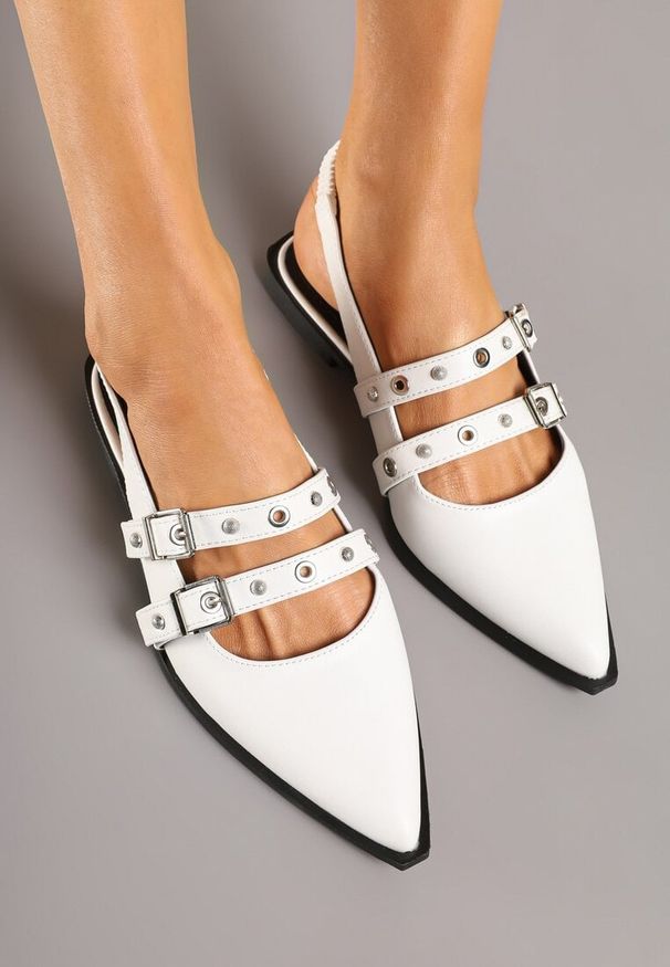 Born2be - Białe Sandały Slingback z Noskiem w Szpic Zdobione Nitami i Klamrami Callevis. Okazja: na co dzień, na spotkanie biznesowe, na spacer. Zapięcie: klamry. Kolor: biały. Wzór: aplikacja. Sezon: lato. Styl: biznesowy, klasyczny, elegancki, casual