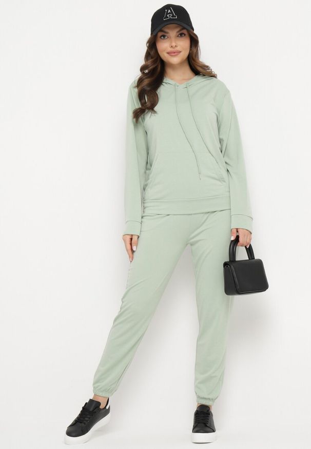 Born2be - Jasnozielony Komplet Dresowy Bluza Kangurka z Kapturem i Spodnie Joggery Triasa. Kolor: zielony. Materiał: dresówka