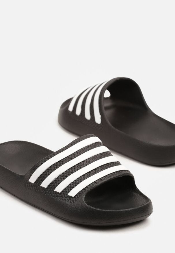 Born2be - Czarne Klapki Ozdobione Paskami Nimiandria. Okazja: na co dzień. Kolor: czarny. Wzór: aplikacja. Styl: elegancki, casual
