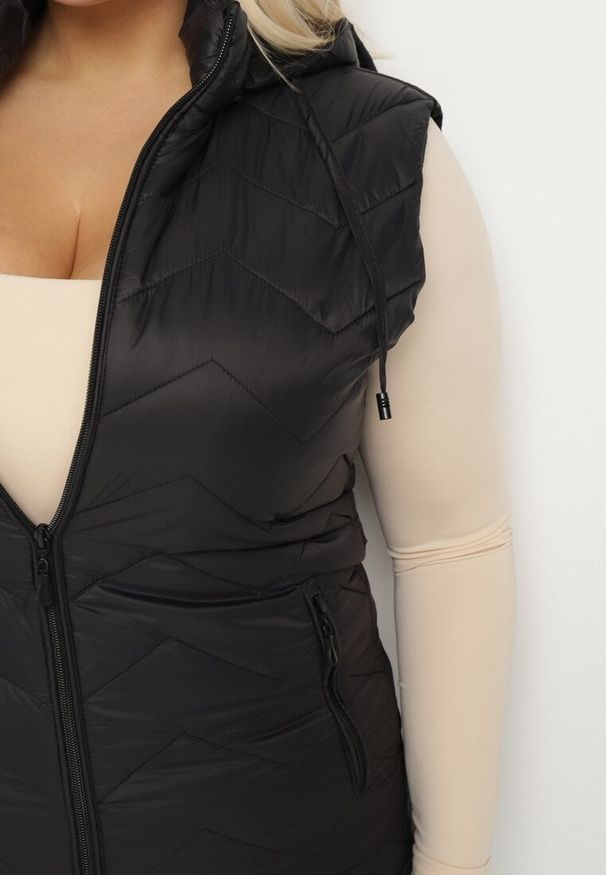 Born2be - Czarna Kamizelka Pikowana z Odpinanym Kapturem Ravisara. Okazja: na co dzień. Kolekcja: plus size. Kolor: czarny. Materiał: jeans. Wzór: aplikacja. Styl: elegancki, casual