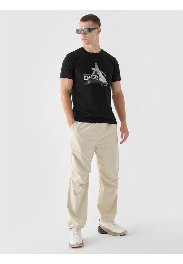 4f - 4F T-shirt regular z nadrukiem męski - czarny XL. Okazja: na co dzień. Kolor: czarny. Materiał: bawełna, jersey, dzianina. Długość rękawa: krótki rękaw. Długość: krótkie. Wzór: nadruk. Styl: sportowy, klasyczny, casual