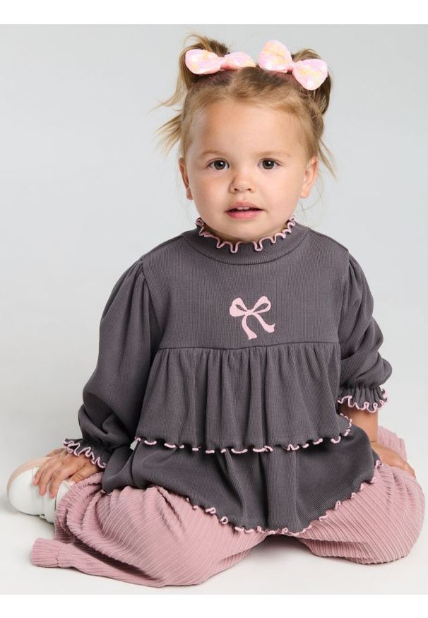 Sinsay - Bluzka z prążkowanej dzianiny z haftem - szary. Kolor: szary. Materiał: dzianina, prążkowany. Wzór: haft