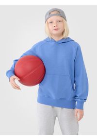 4f - 4F Bluza dresowa nierozpinana z kapturem chłopięca - niebieska 122 (6-7 lat). Okazja: na co dzień. Typ kołnierza: kaptur. Kolor: niebieski. Materiał: dresówka. Długość rękawa: raglanowy rękaw. Wzór: gładki, nadruk, ze splotem. Sezon: lato. Styl: casual, sportowy