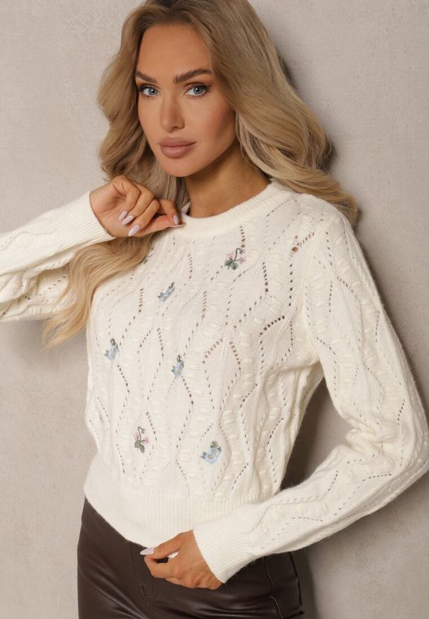 Renee - Jasnobeżowy Sweter z Haftowanymi Kwiatkami i Tłoczeniem Innara. Okazja: na randkę. Kolor: beżowy. Wzór: haft, kwiaty. Styl: elegancki