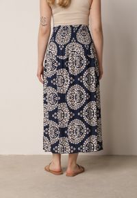Born2be - Granatowa Rozkloszowana Spódnica z Wiskozy z Wysokim Stanem i Etnicznym Wzorem Ari. Okazja: do pracy, na co dzień, na spacer. Stan: podwyższony. Kolor: niebieski. Materiał: wiskoza. Wzór: aplikacja. Sezon: lato. Styl: casual #7